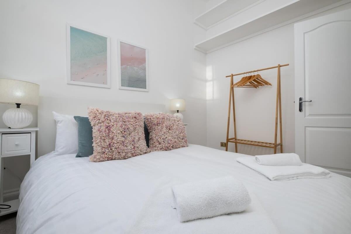 Host & - Olde Place * Hove